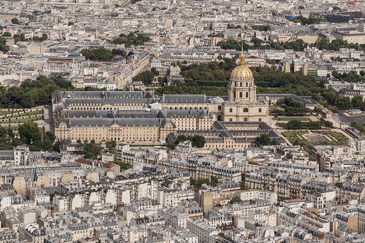 الوجه الغربي لِلِـإِنْفَالِيدَز من برج إيفل في باريس، فرنسا.