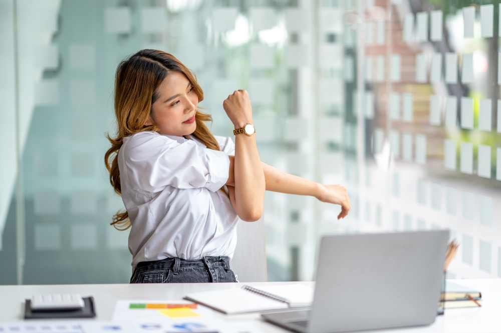 كيف يمكنك التمدد على مكتبك؟ دليل سريع للبقاء نشيطًا في العمل