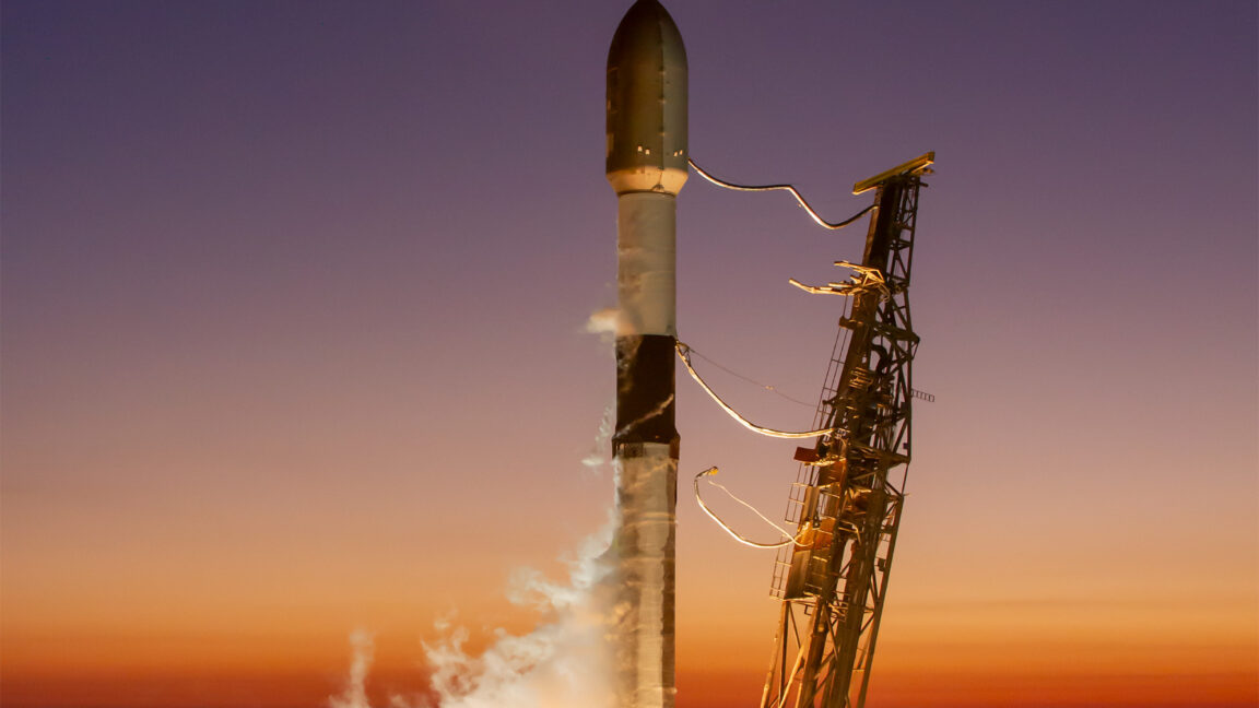 صورة لصاروخ SpaceX