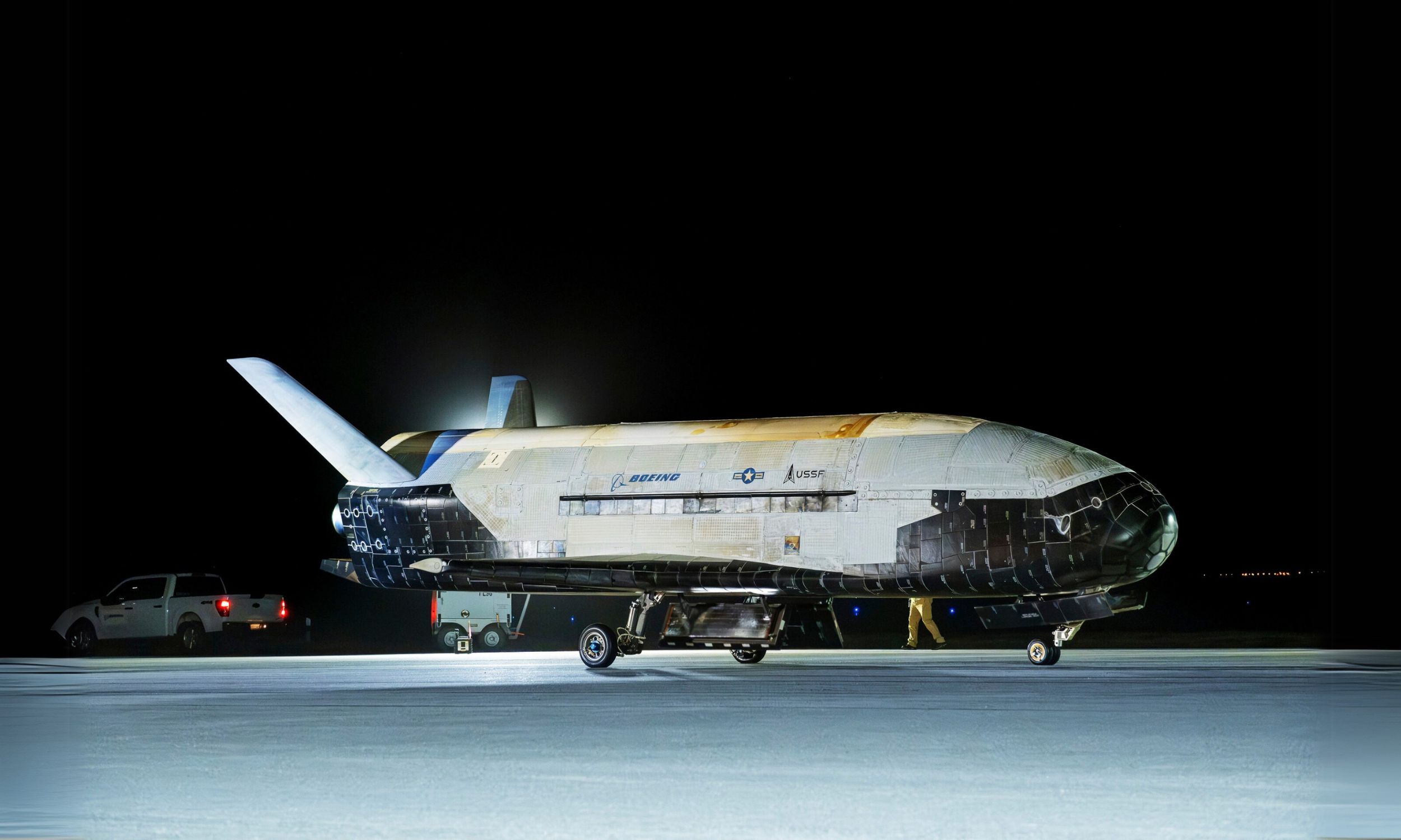 طائرة فضاء أمريكية تعود بعد 14 شهرًا غامضة